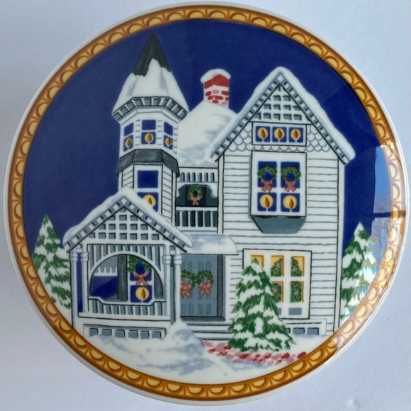 Mikasa Victorian Holiday Round Porcelain 5" Trinket Box Discontinued EUC Winter - Picture 9 of 14